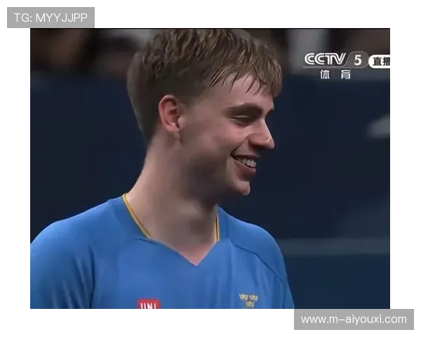 莫雷加德欧冠赛场展现幽默一面,与队友互动逗笑观众 莫雷加德欧冠赛场展现幽默一面,与队友互动逗笑观众